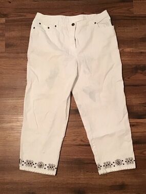 Ruby Rd. White Embroidered Hem Capri Pants